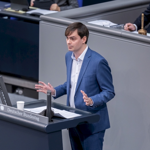 Andreas Mehltretter am Rednerpult im Plenum des Deutschen Bundestages | © Deutscher Bundestag / Leon Kügeler / photothek