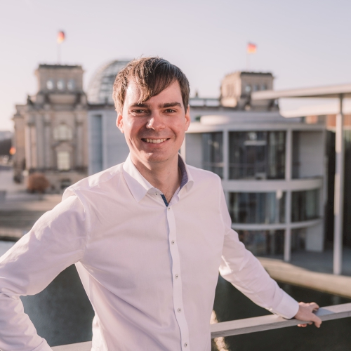 Andreas Mehltretter vor dem Reichstagsgebäude | Foto: Fionn Große