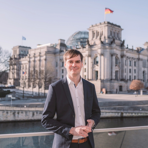 Andreas Mehltretter vor dem Reichstagsgebäude | Foto: Fionn Große