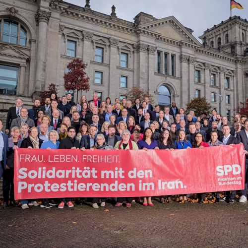 Andreas Mehltretter mit Kolleg:innen der SPD-Bundestagsfraktion halten ein Solidaritätsbanner für die protestierenden Frauen im Iran.