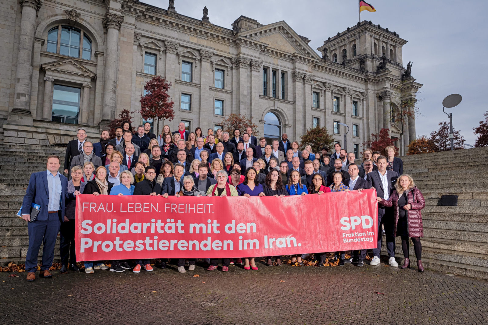 Andreas Mehltretter mit Kolleg:innen der SPD-Bundestagsfraktion halten ein Solidaritätsbanner für die protestierenden Frauen im Iran.