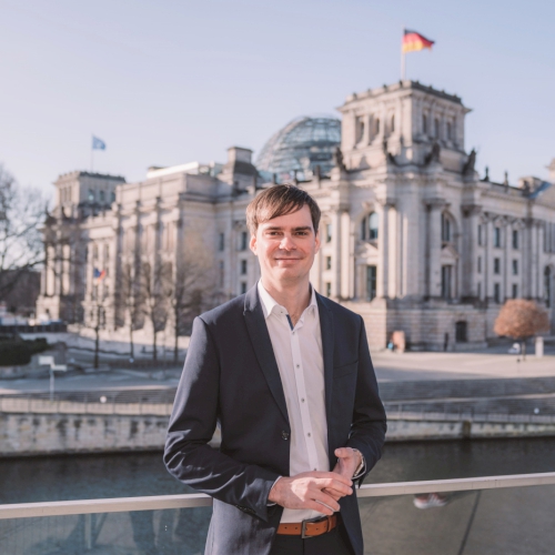 Andreas Mehltretter vor dem Reichstagsgebäude | Foto: Fionn Grosse
