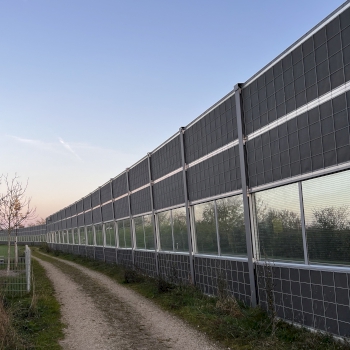 Lärmschutzwand mit integrierten Photovoltaikmodulen an der B 12