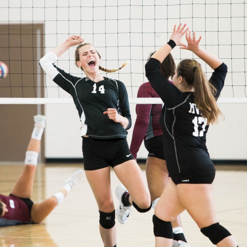 Frauen jubeln beim Volleyball | Foto von Vince Fleming auf Unsplash