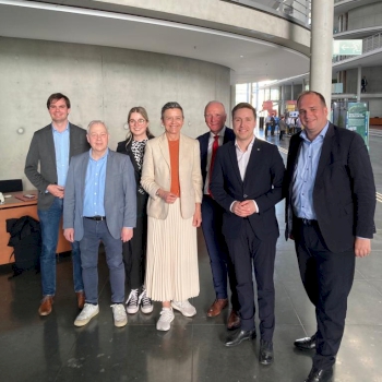 Gruppenbild mit der Vizepräsidentin der EU-Kommission Margrethe Vestager