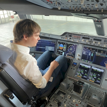 Andreas Mehltretter im Cockpit eines A350