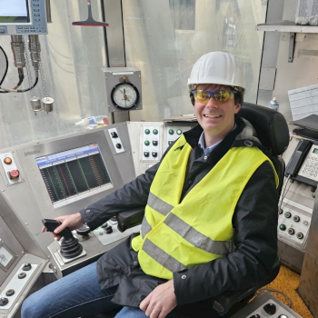 Andreas Mehltretter am Steuerpult der Geothermieanlage Eavor-Loop in Geretsried