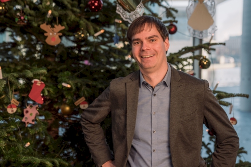 Andreas Mehltretter vor Weihnachtsbaum | Foto: Fionn Große