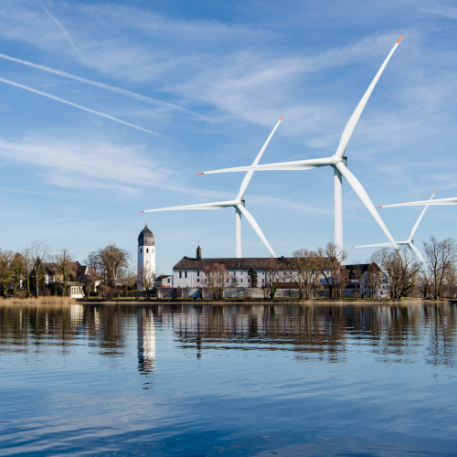 Windräder hinter der Fraueninsel im Chiemsee.